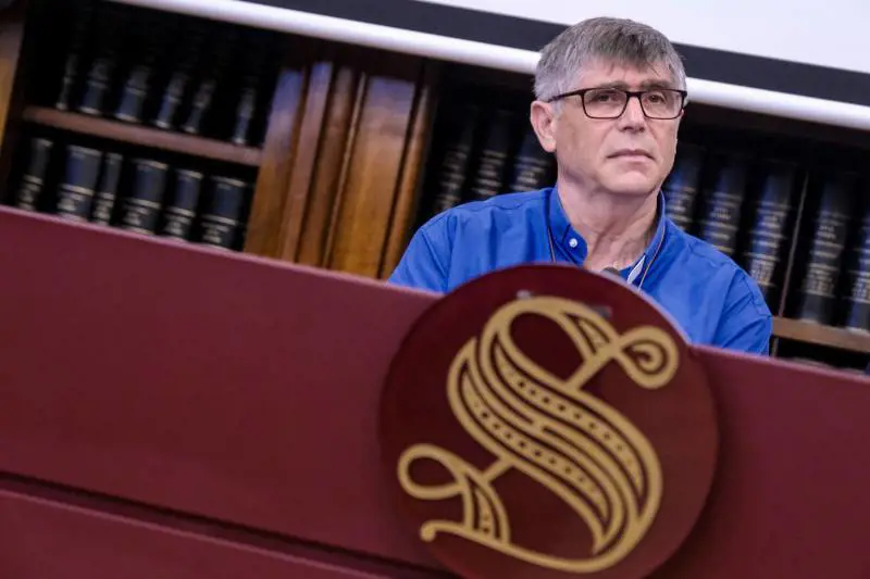 Don Patriciello insultato da De Luca: il silenzio di Schlein e Conte