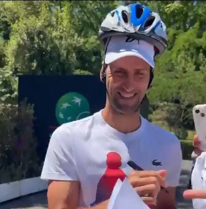 "Col caschetto da ciclista". Djokovic ricompare e scherza dopo il colpo in testa
