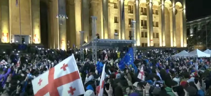 La Georgia approva la "legge russa": esplodono le piazze