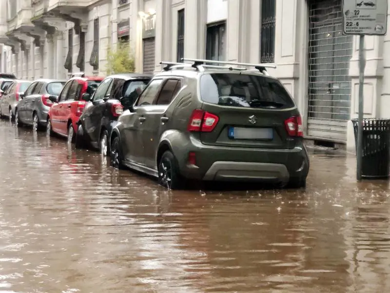 Maltempo, allagamenti a Milano, traffico impazzito. Aperta una vasca anti esondazioni
