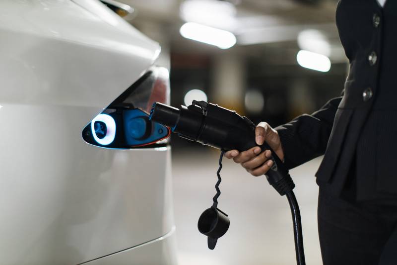 Il governo studia le accise sulle auto elettriche: "Recuperare quelle perse su benzina e diesel"