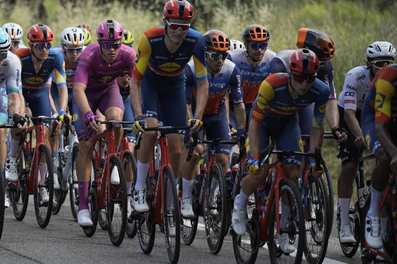 Giro 2024 tappa 11 Milan gruppo