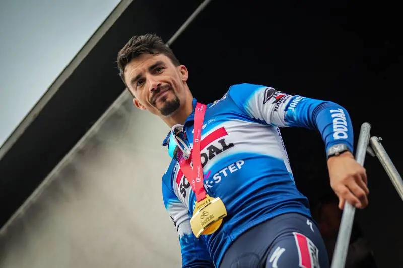 Alaphilippe fa la differenza sull'ultimo muro. Pogacar riposa