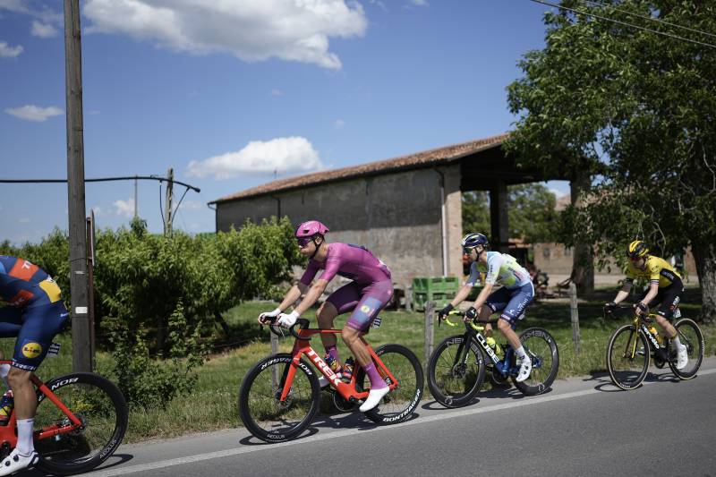 Giro 2024 tappa 13 Milan gruppo