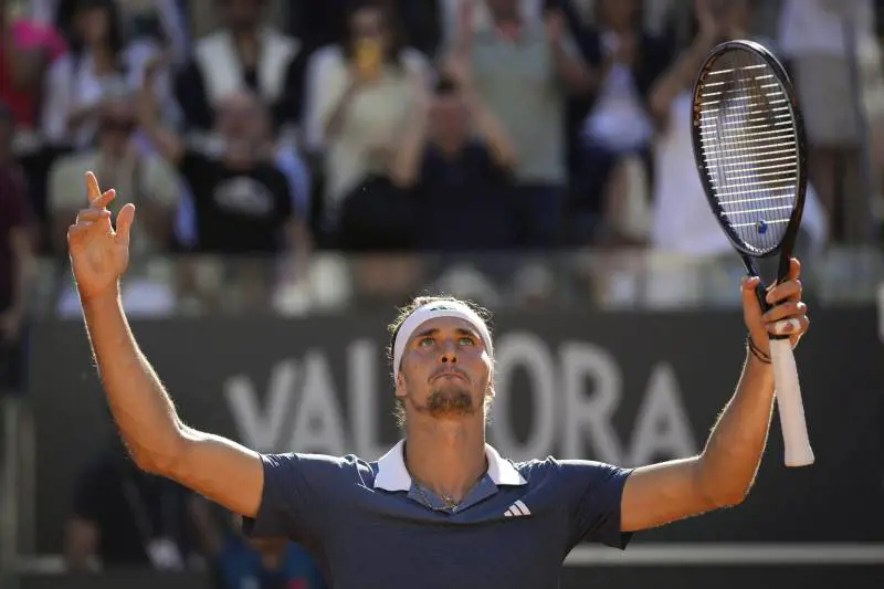 Internazionali, Zverev batte Tabilo in rimonta: il tedesco è il primo finalista