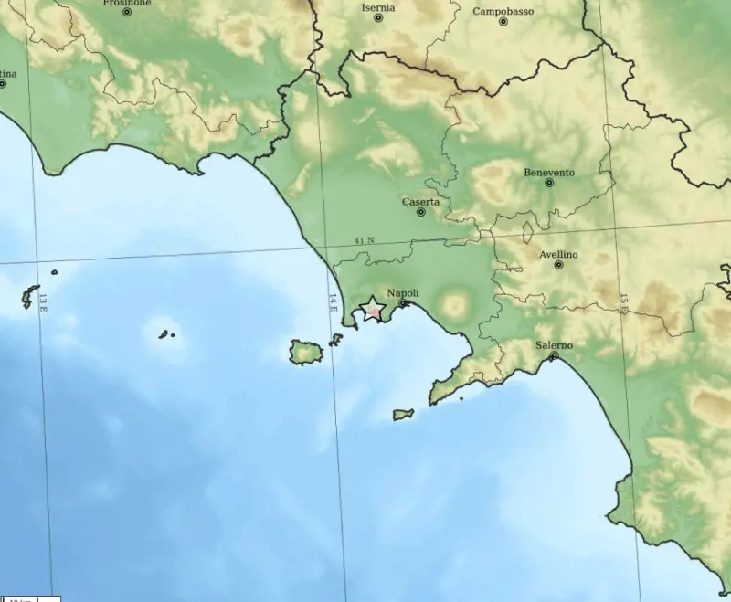 Forti scosse, scuole chiuse e sgomberi: tremano i Campi flegrei. Gente in strada a Napoli | Video