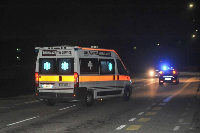 Novara, scontro frontale tra auto. Muore un 14enne, grave il fratellino di 4 anni