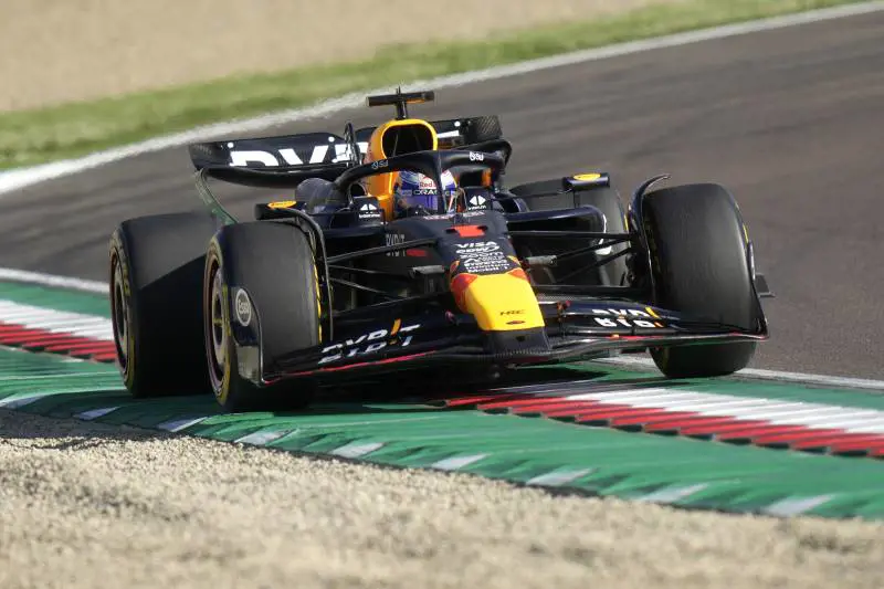 F1 Imola, qualifiche: Verstappen pole position da record, deludono le Ferrari
