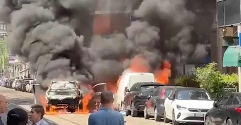 Colpisce il pavè sollevato e prende fuoco. Paura in strada a Milano