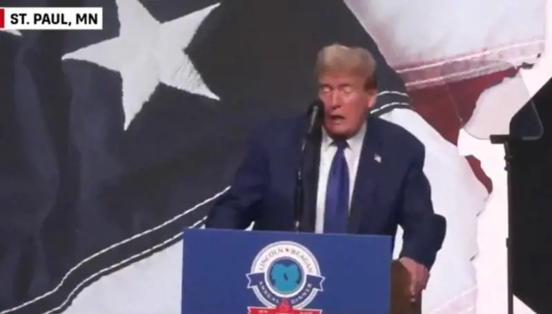 "Il palco tende a sinistra..": così Trump rischia la gaffe durante il comizio