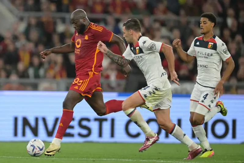 La Roma piega il Genoa e blinda il sesto posto