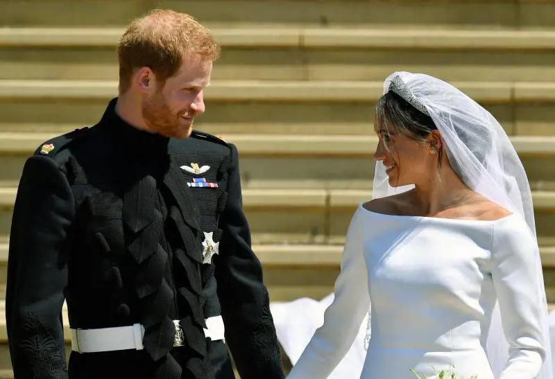 "Troppo bianco per una divorziata". La frecciata della regina Elisabetta contro Meghan