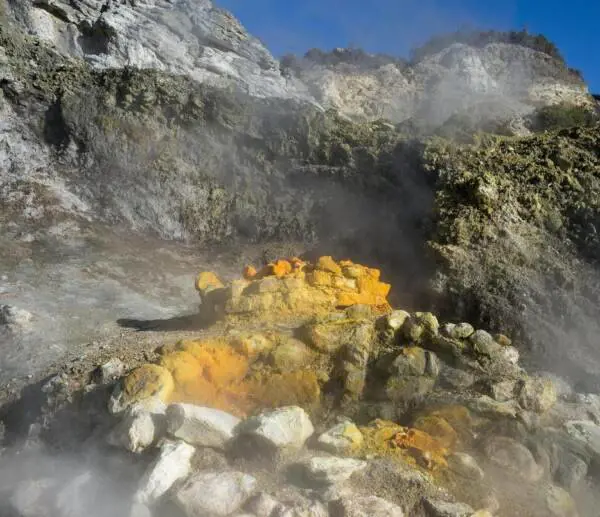 Campi Flegrei tra scosse e bradisismo: il "respiro vulcanico" che fa paura