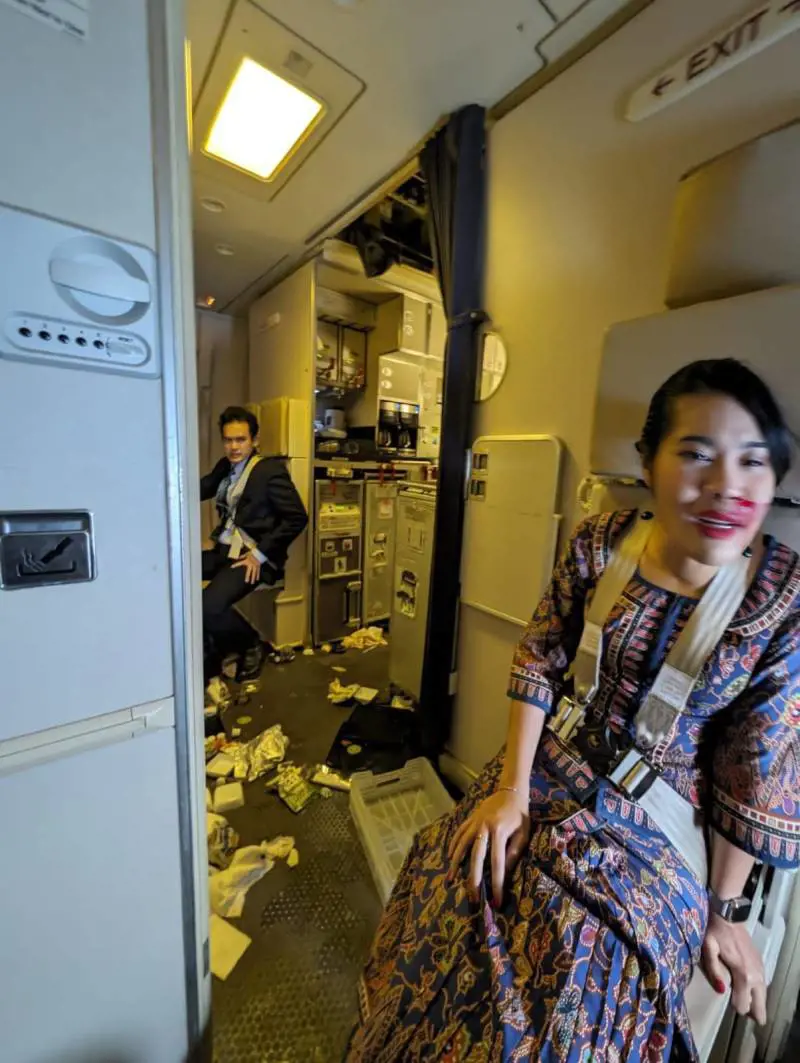 "La spia, poi giù nel vuoto". I 6 secondi di panico a bordo del volo Londra-Singapore
