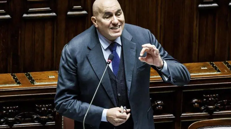 La denuncia di Crosetto: "Spiata la mia famiglia"