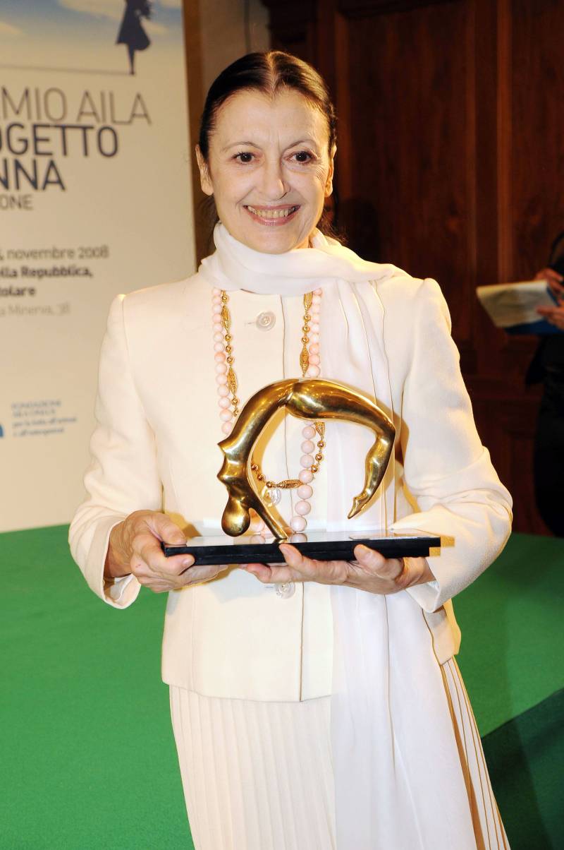 Carla Fracci al Senato riceve il premio Aila Progetto Donna (2008)