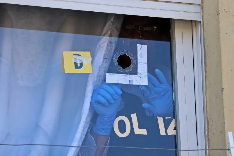 Spari dall'abitazione, poi fermato dalla polizia. Paura a Chiaiano