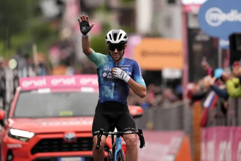 Giro, impresa d’altri tempi di Vendrame che vince da solo a Sappada