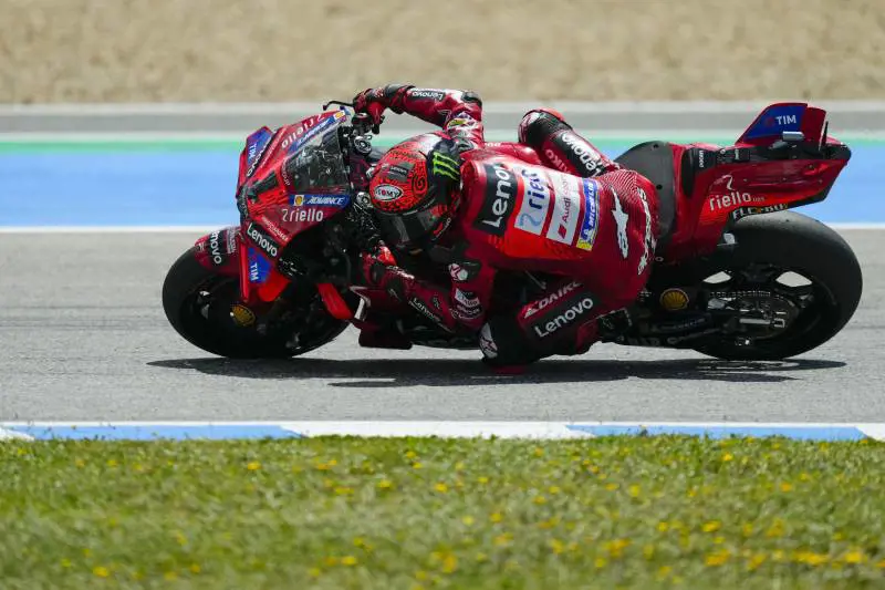MotoGP, Bagnaia da urlo ad Assen: trionfa davanti a Martin