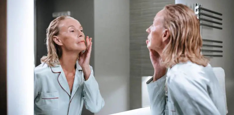 Acne tardiva (che colpisce in età adulta): come trattarla, cause e rimedi
