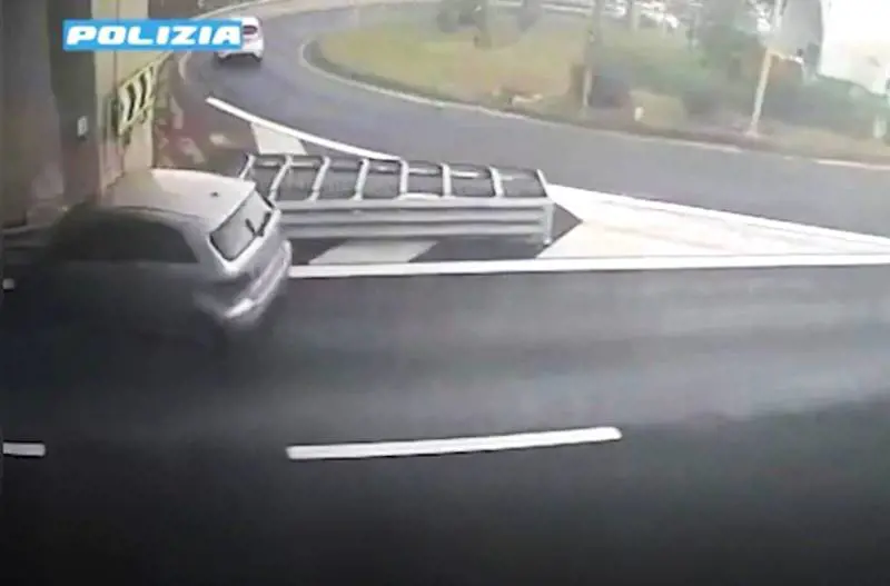 Completamente ubriaca, sbanda con l'auto e si schianta in galleria: 40enne rischia l'arresto