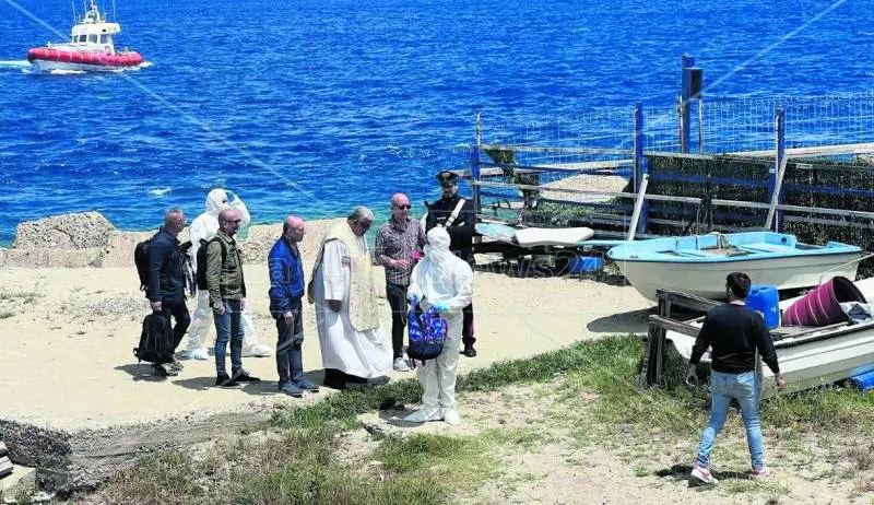 Cadavere di una neonata ritrovato tra gli scogli. Era chiuso in uno zaino