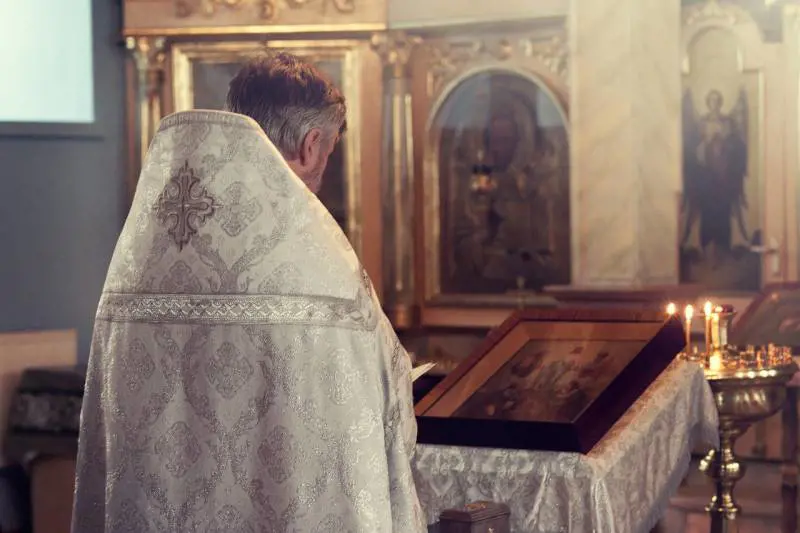Lo spiritual coach non è una brutta idea. Ma per andare "oltre" serve il prete confessore