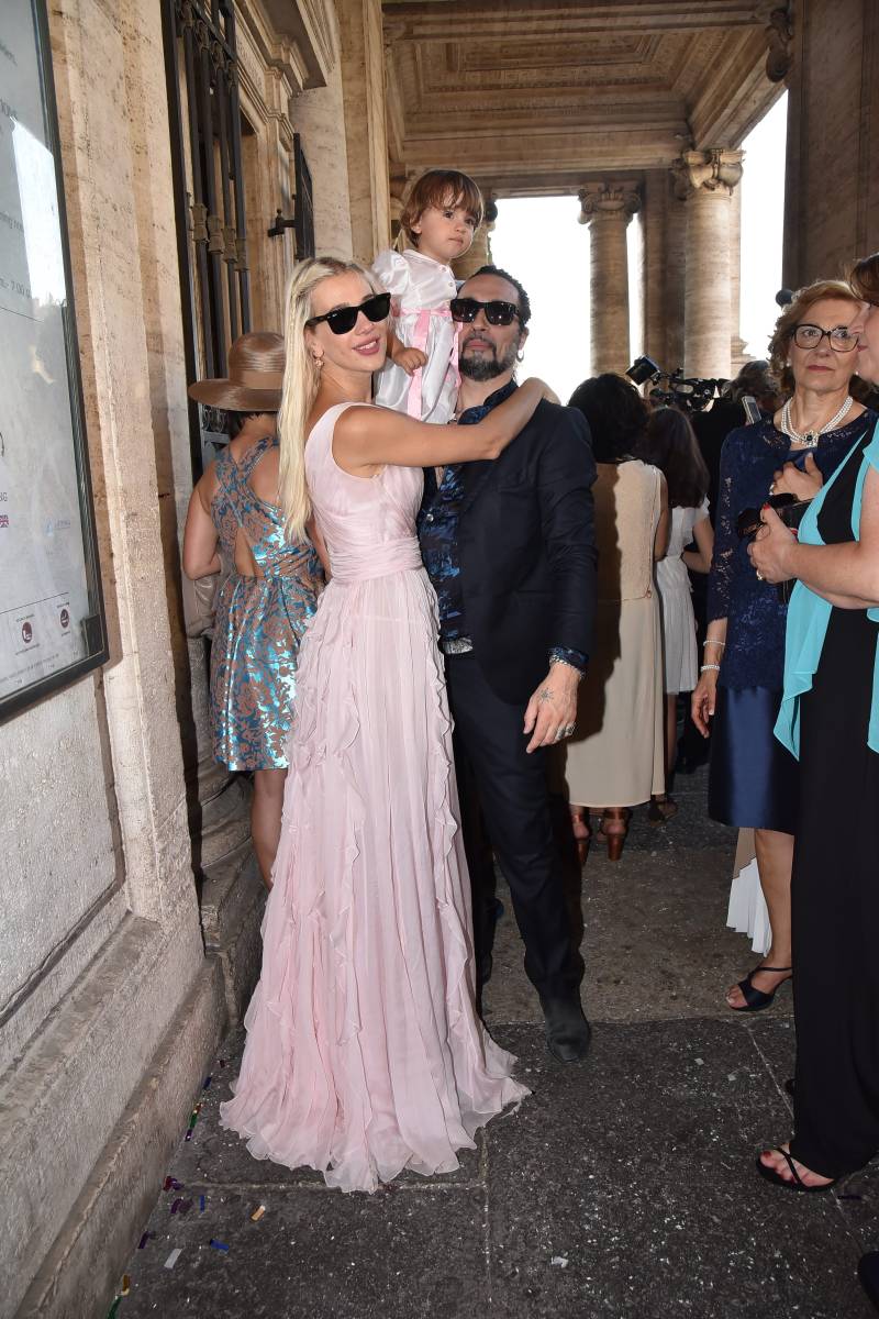 Francesco Sarcina con Clizia Incorvaia al matrimonio del regista Martin Simon Puccioni con il produttore Giampietro Preziosa a Roma (2017)