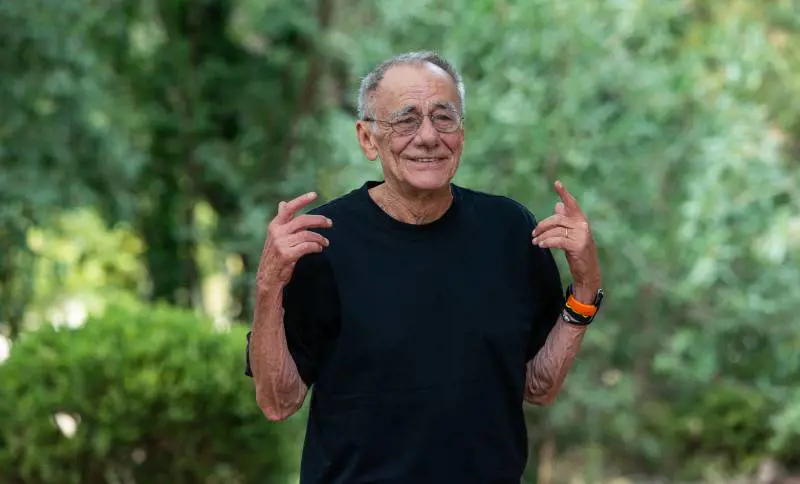 E Roberto Vecchioni difende (a sorpresa) la Milano dei grattacieli