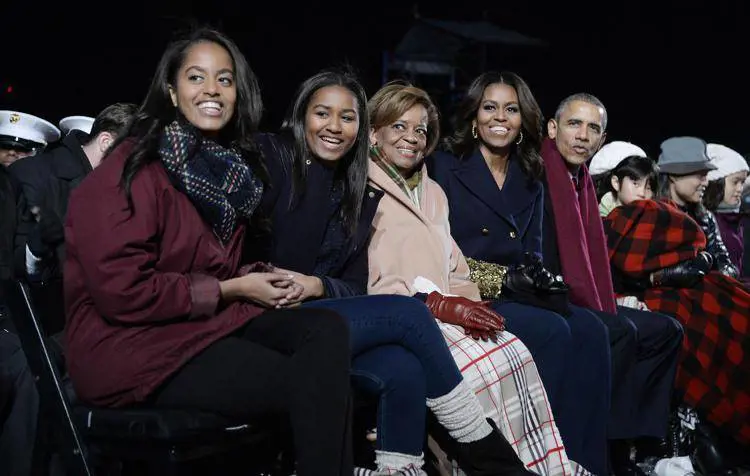 La famiglia Obama con al centro Marian Robinson