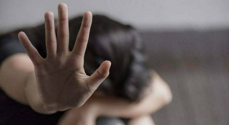 Orrore a Biella: violentata in casa da un muratore egiziano davanti al figlio di 4 anni