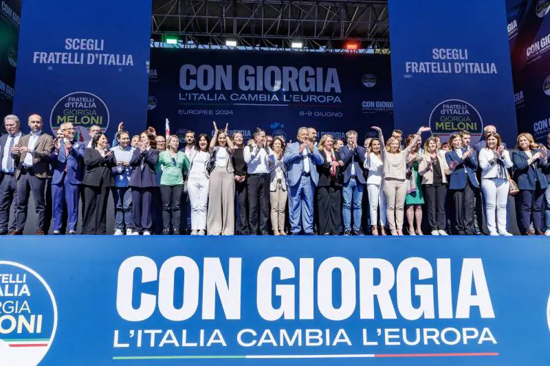 Il doppio binario per dare le carte anche a Bruxelles