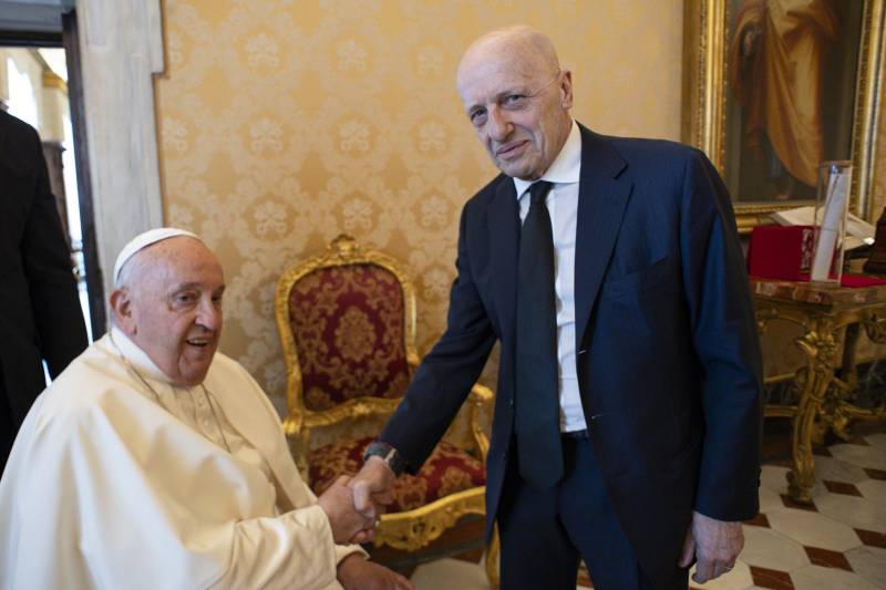 La stretta di mano tra papa Francesco e il direttore del Giornale Alessandro Sallusti 