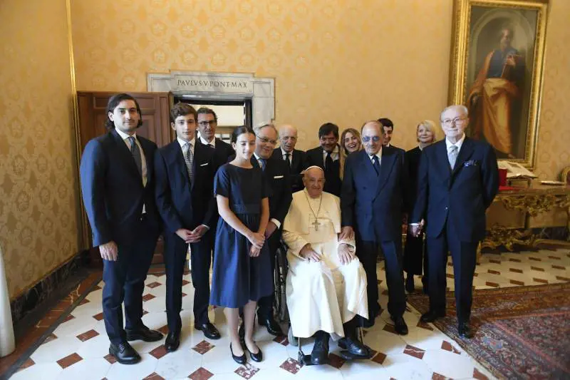 Da sinistra Matteo Angelucci, Antonio Angelucci jr, Nicola Speroni, Clotilde Angelucci, Giampaolo Angelucci, Alessandro Sallusti, Alessandro Angelucci, Vittoria Angelucci, l'onorevole Antonio Angelucci, Simone Angelucci, Stefania Bedogni, Vittorio Feltri 
