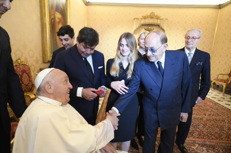 Una stretta di mano tra Papa Bergoglio e l'onorevole Antonio Angelucci, editore del Giornale