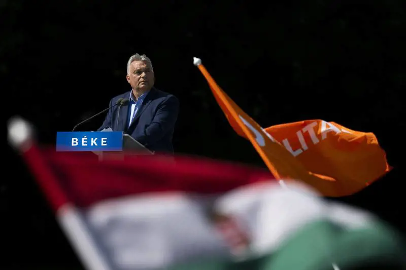 Viktor Orbán: "La Commissione Ue ha fallito su tutto: dalla guerra ai migranti. Ora rinasca la destra: Meloni e Le Pen si mettano d'accordo"