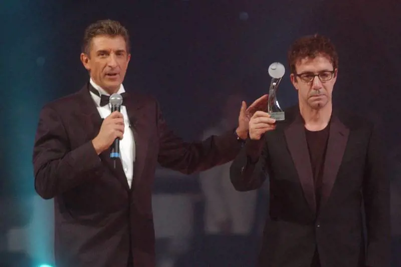 Francesco Nuti premiato da Ezio Greggio al Festival de la comedie di Montecarlo (2003)
