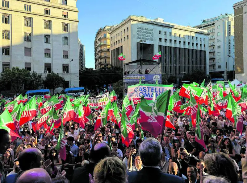 L'onda azzurra di 11mila. "Fi rafforza il governo"