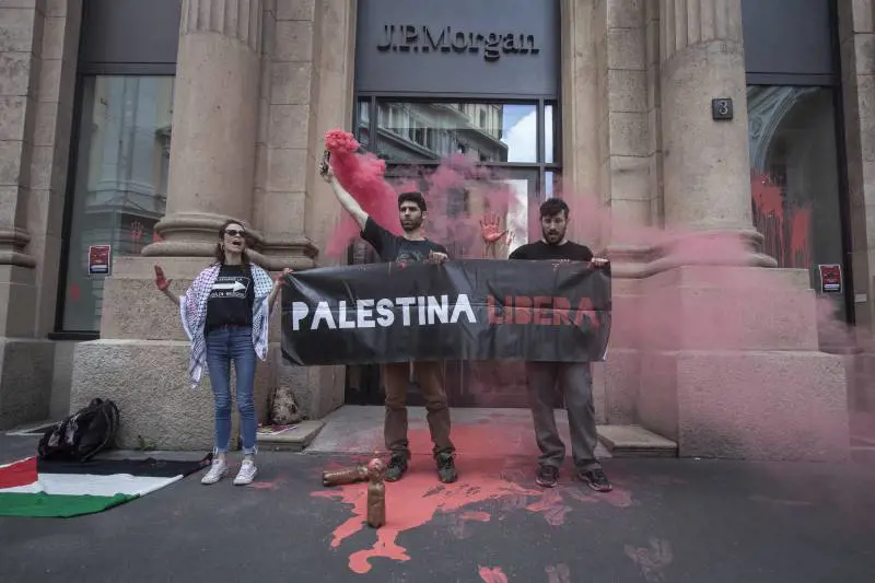 Blitz con la vernice e slogan: ProPal ed ecovandali assaltano la sede di JpMorgan