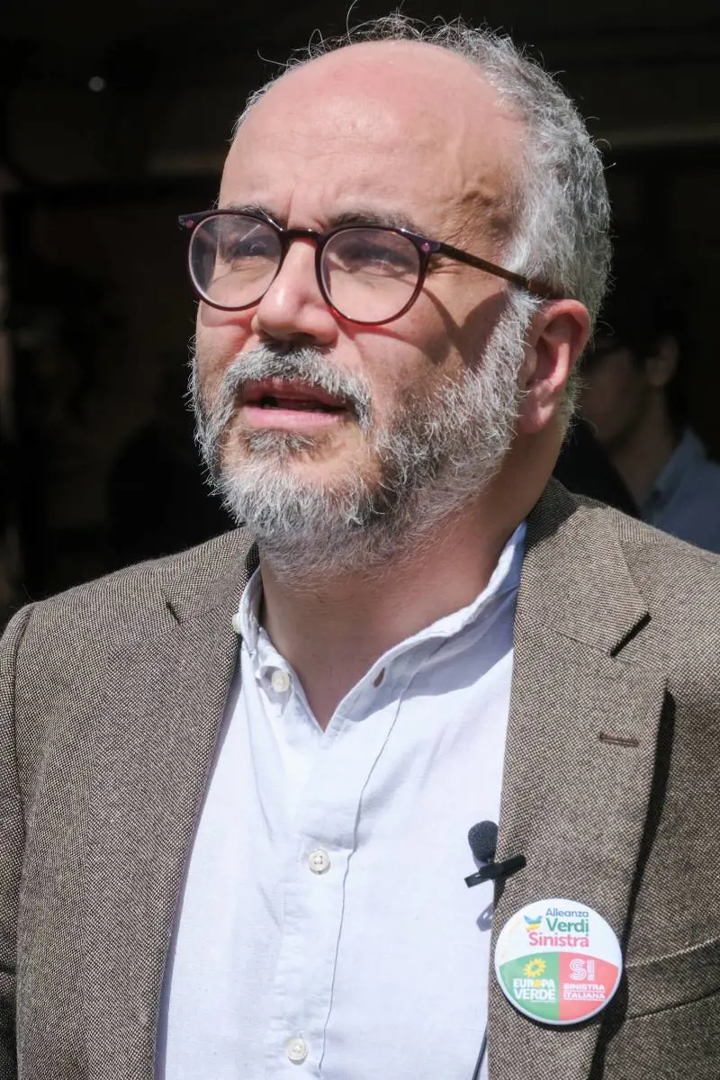 "Spinta autoritaria non zittiranno il dissenso". Fratoianni attacca il governo sul caso Raimo