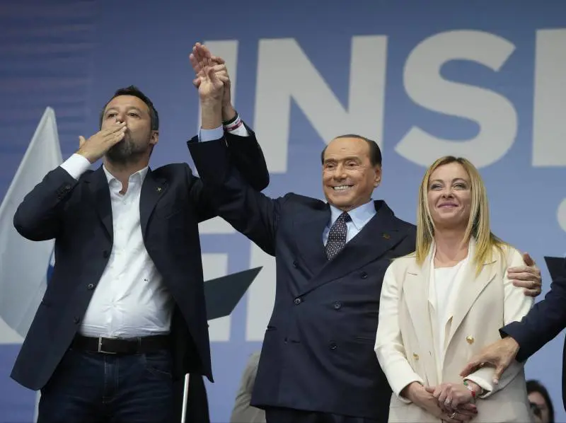 "Nel suo ricordo daremo grandezza all'Italia". Meloni nell'anniversario della scomparsa del Cav 
