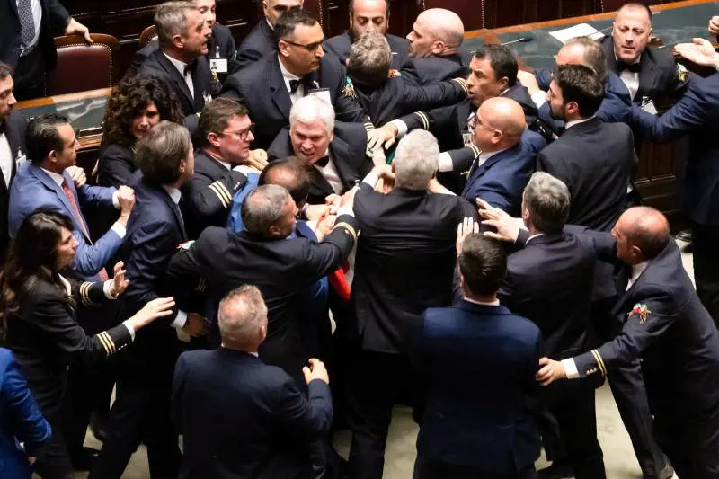 Rissa, 11 deputati sospesi. Caos opposizioni nelle aule