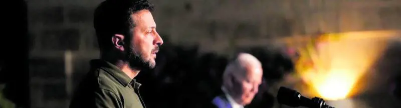 Biden e l'abbraccio a Zelensky. "Sostegno militare per 10 anni"
