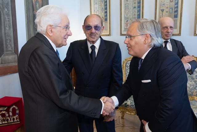 Il saluto tra il presidente Mattarella e gli editori del Giornale Giampaolo e Antonio Angelucci