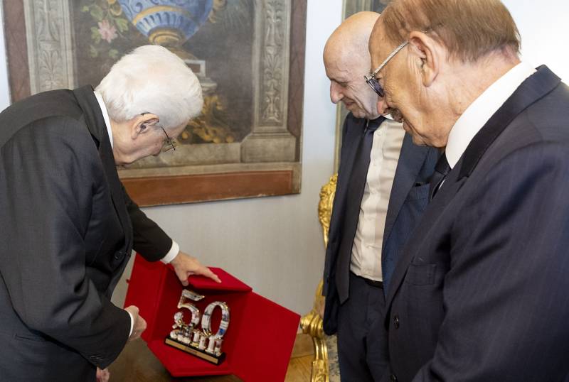 Il presidente Mattarella riceve una scultura in dono per i 50 anni de il Giornale
