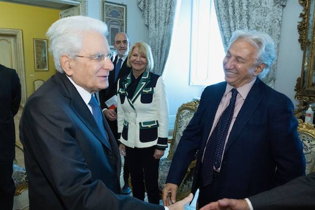 Scambi di sorrisi tra il presidente Mattarella e il vicedirettore Osvaldo De Paolini
