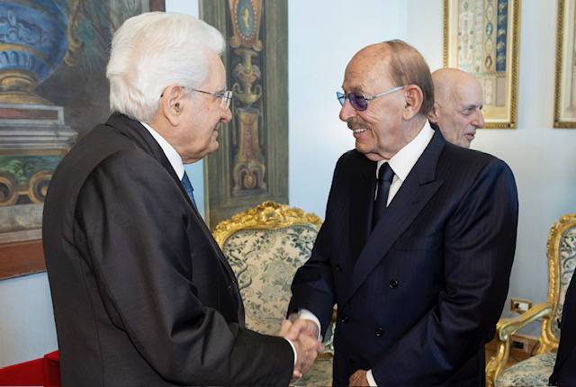 Il presidente Sergio Mattarella stringe la mano all'onorevole Antonio Angelucci