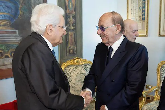 Il presidente Sergio Mattarella stringe la mano all'onorevole Antonio Angelucci