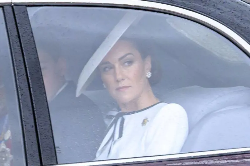 La spilla e gli orecchini: i significati nascosti dell’outfit di Kate al Trooping The Colour