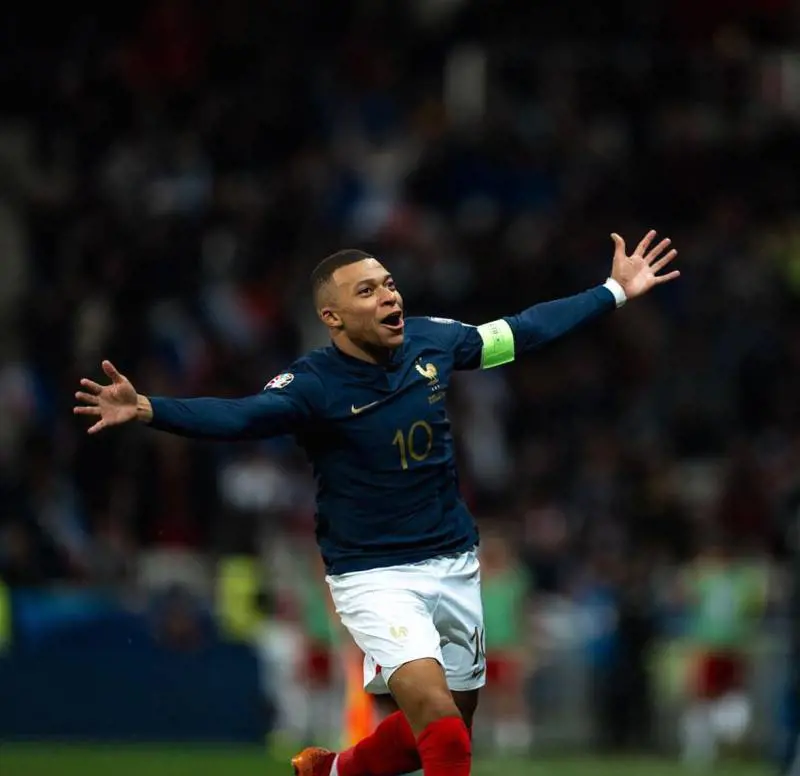 "Fermiamo gli estremisti alle porte". Mbappé appoggia il fronte anti la Le Pen